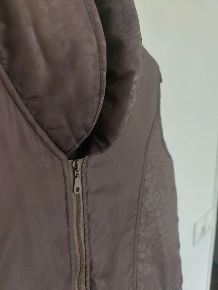 Doudoune sans manche marron
blouson  veste
 #top #manteau #marron imprimé léopard animal - photo numéro 3