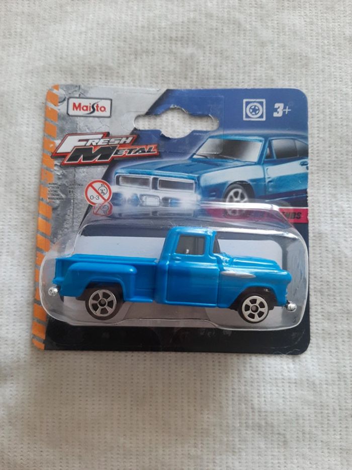 1957 chevy pickup bleu