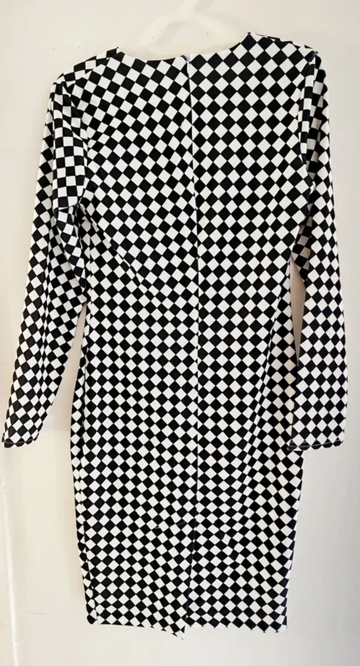 Robe moulante damier noir & blanc – manches longues – taille S - photo numéro 4