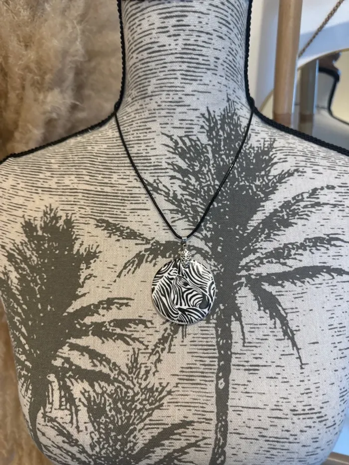 Collier neuf noir et blanc zèbre - photo numéro 2