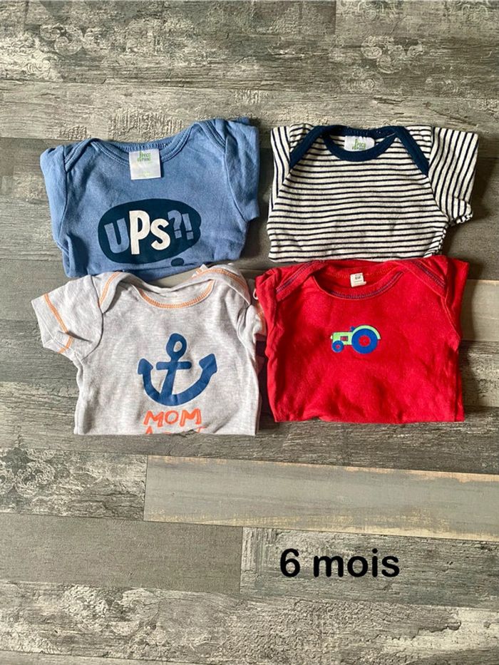 Lot de 4 bodies en taille 6 mois