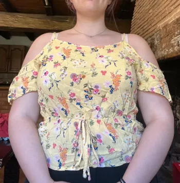 Haut jaune fleuri