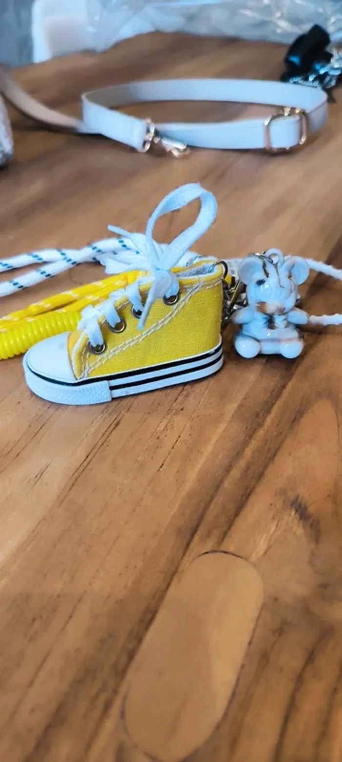 Gri-gri de sac jaune Mickey converse porte clés - photo numéro 3