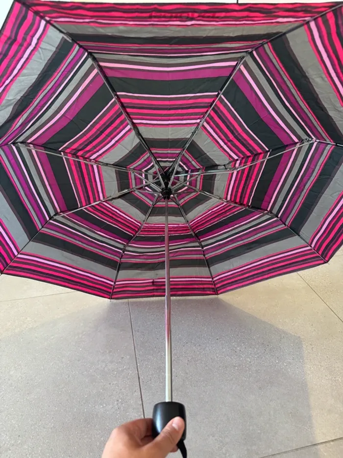 Parapluie Isotoner, bon état général,