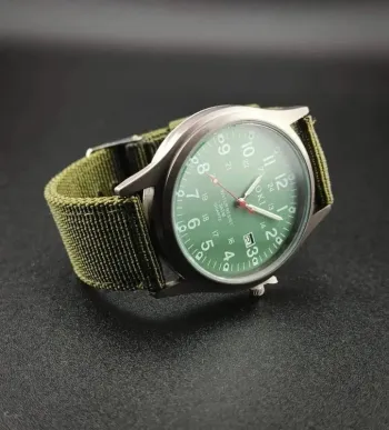 Montre verte, nylon, aiguilles phosphorescentes