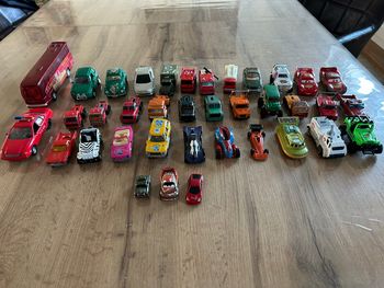 Lot de 37 véhicules en métal