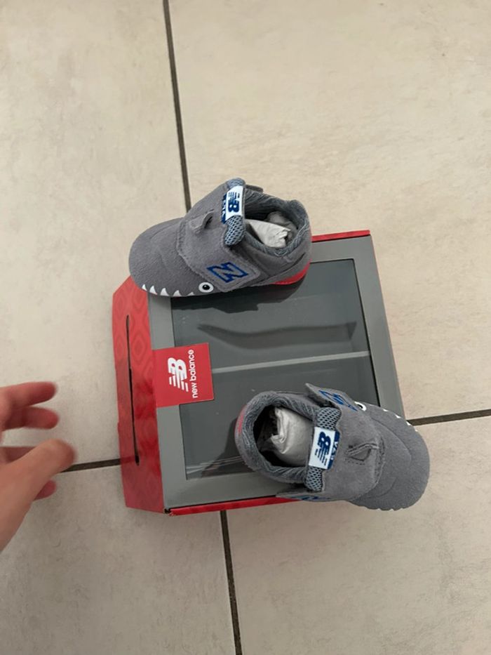 Basket new balance taille 17 thème requin - photo numéro 3