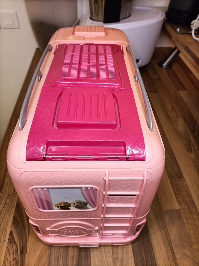 Camping car barbie dreamcampeur XXL avec électroménager, piscine, 1 barbie, 1 chien et nombreux accessoires - photo numéro 6