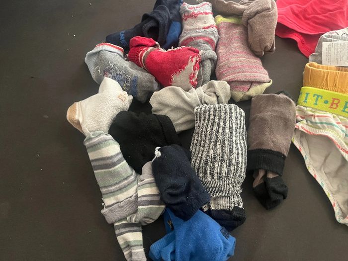 Lot 11 slips 4/6 ans et 14 paires chaussettes 27/30 - photo numéro 3