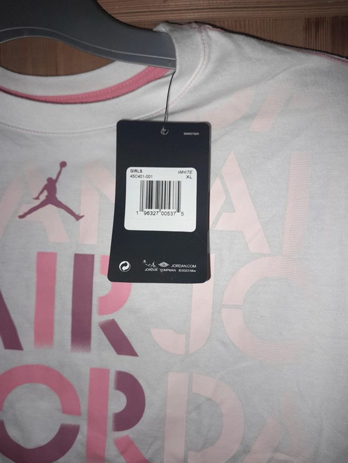 tee shirt Jordan neuf 13-15 ans - photo numéro 3