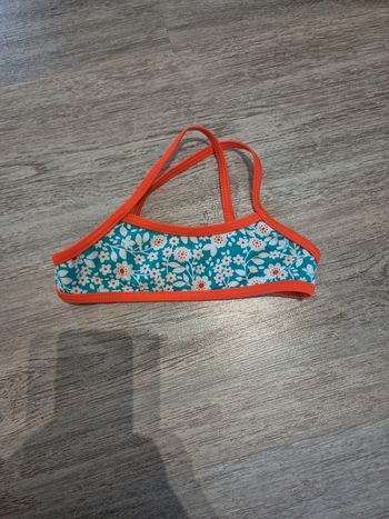 Haut de maillot de bain bleu à fleurs