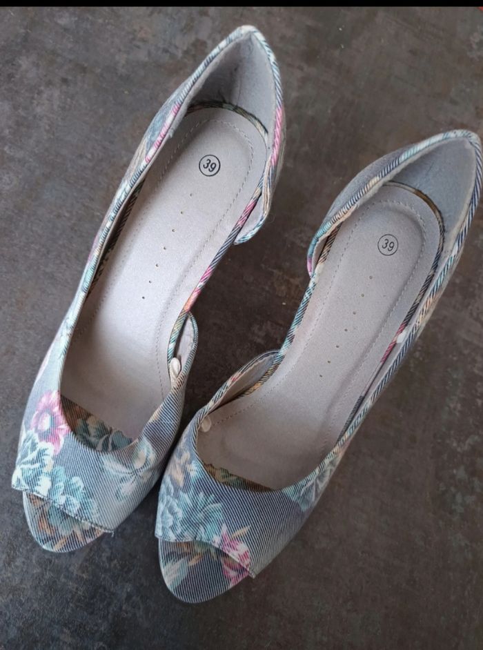 Chaussures à talons en toile fleurie pointure 39