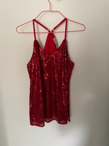 Haut a paillettes rouge
