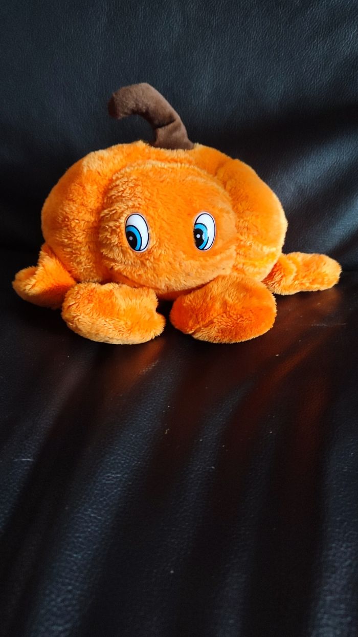 Belle peluche orange facile a placer sur une bibliothèque. - photo numéro 2