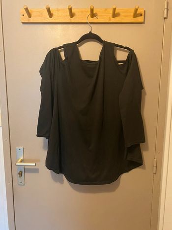Très jolie pull à épaule dénudée grande taille