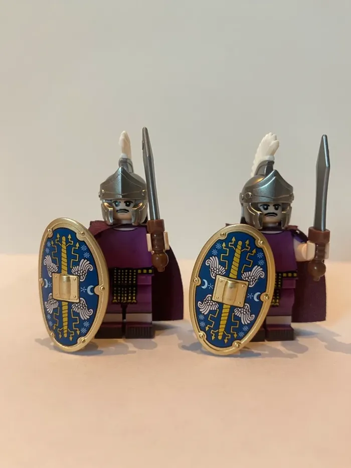 Figurine type lego 2 légionnaires romains