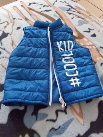 Ensemble veste, pantalon, tee-shirt et chaussettes