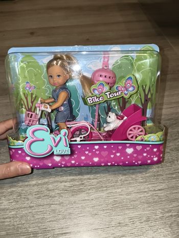 Évi Love balade à vélo