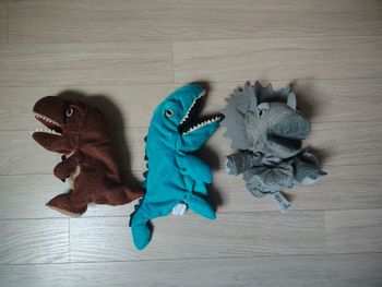 Lot de 3 peluches marionnettes dinosaures