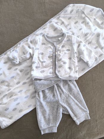 Ensemble bébé et couverture