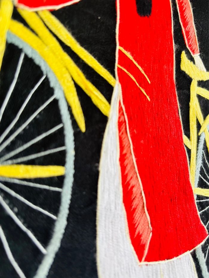 Broderie Vietnamienne (vêtement rouge) sur fond noir - photo numéro 2