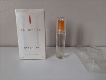 Miniature de parfum.  Eau torride. Givenchy
