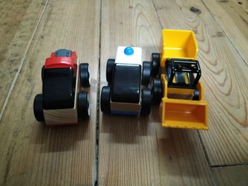 3 véhicules