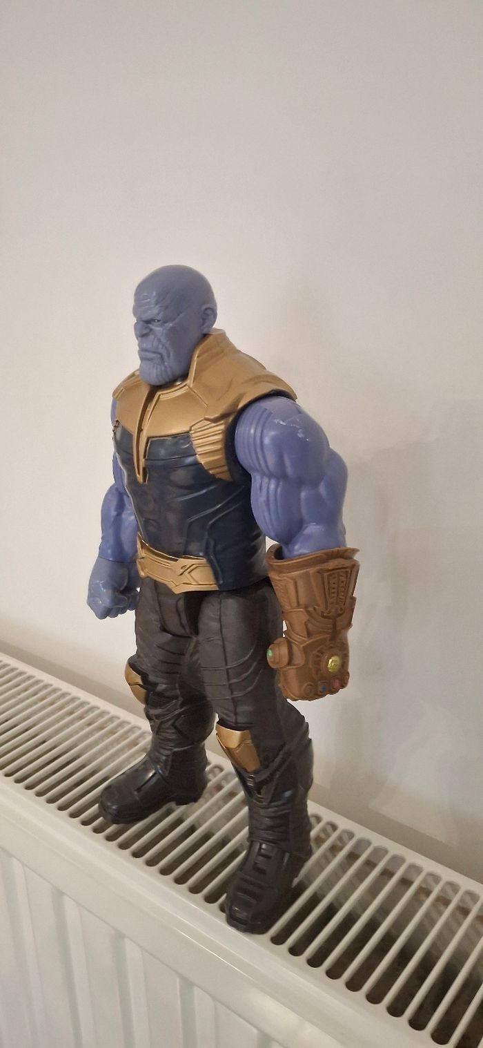 Figurine Marvel – Thanos 30 cm (avec gantelet doré) - photo numéro 3