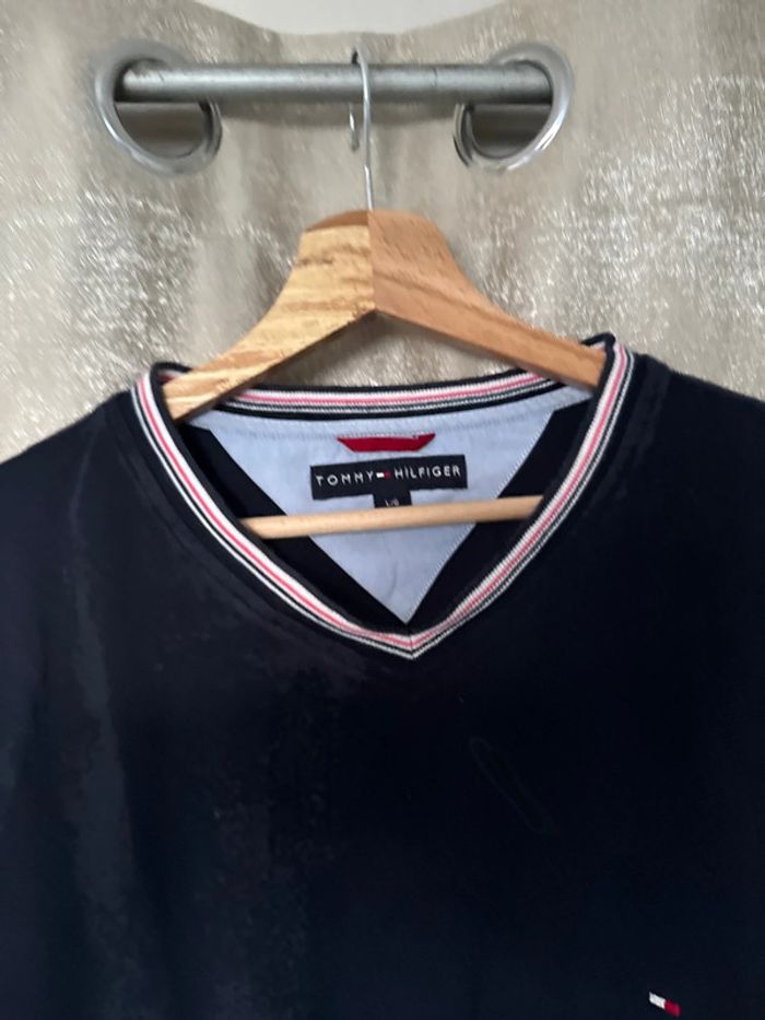 T-shirt épais Tommy Hilfiger à col V – Taille L – Très bon état - photo numéro 4