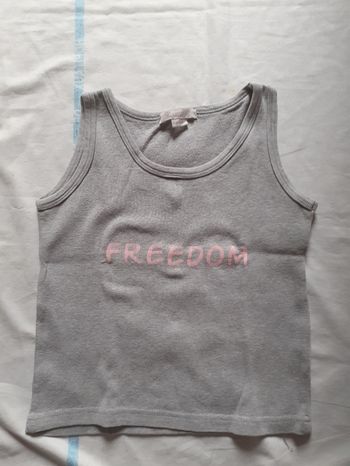 Débardeur gris écriture rose