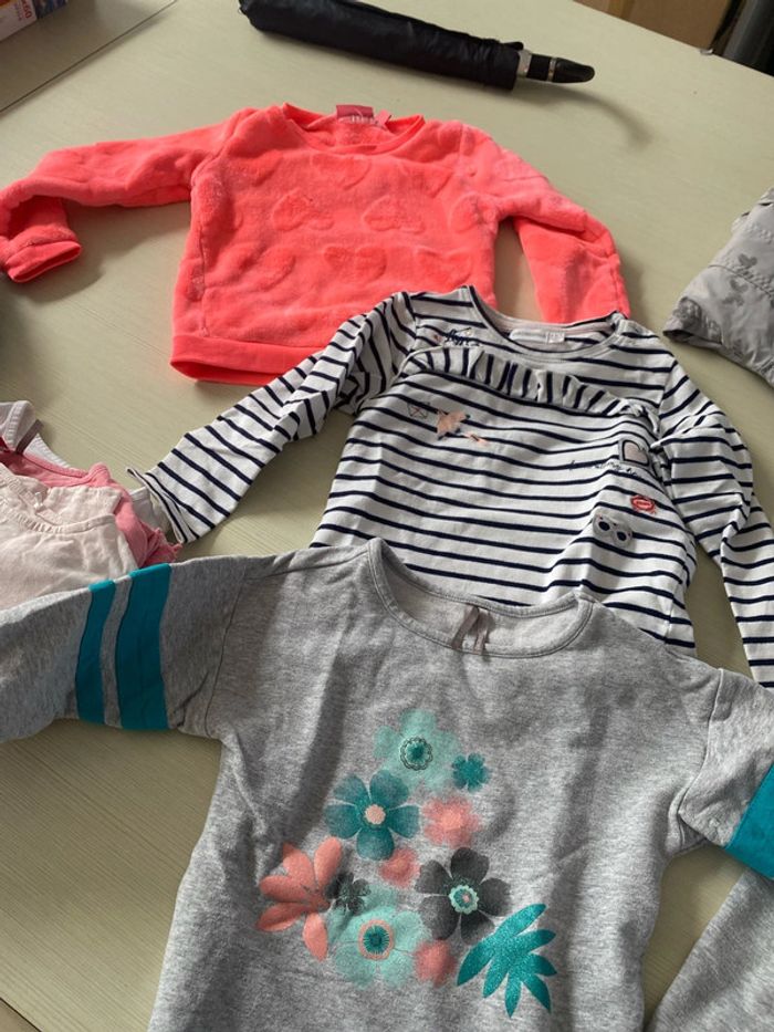 Lot filles 3 pulls et 4 tee shirt - photo numéro 5