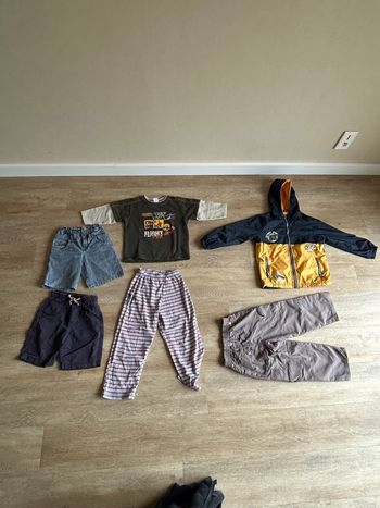 Lot vêtements garçon 6 ans – veste coupe-vent, t-shirt manches longues, shorts et pantalons