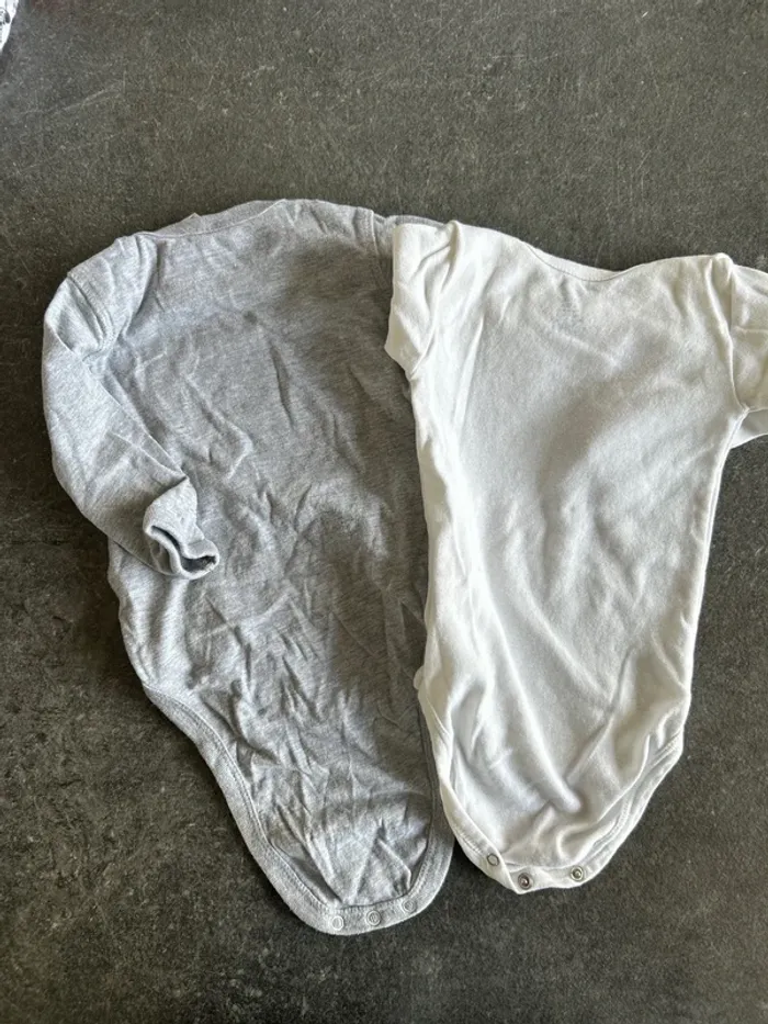 Lot de 2 bodys manches longues 6 mois - photo numéro 2