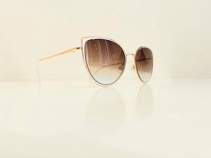 Lunette de soleil femme style cats dorée contour blanc verres dégradés UV protection catégorie 2 - photo numéro 3
