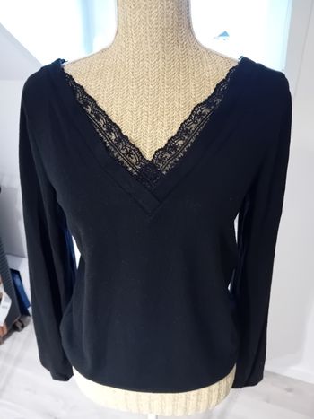 Pull noir en dentelle 
