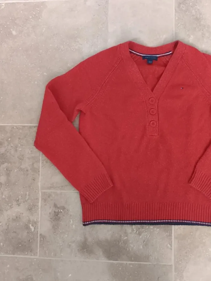 Joli pull rouge col V bouton femme Tommy Hilfiger avec logoo chic comme neuf S selon mesures - photo numéro 2