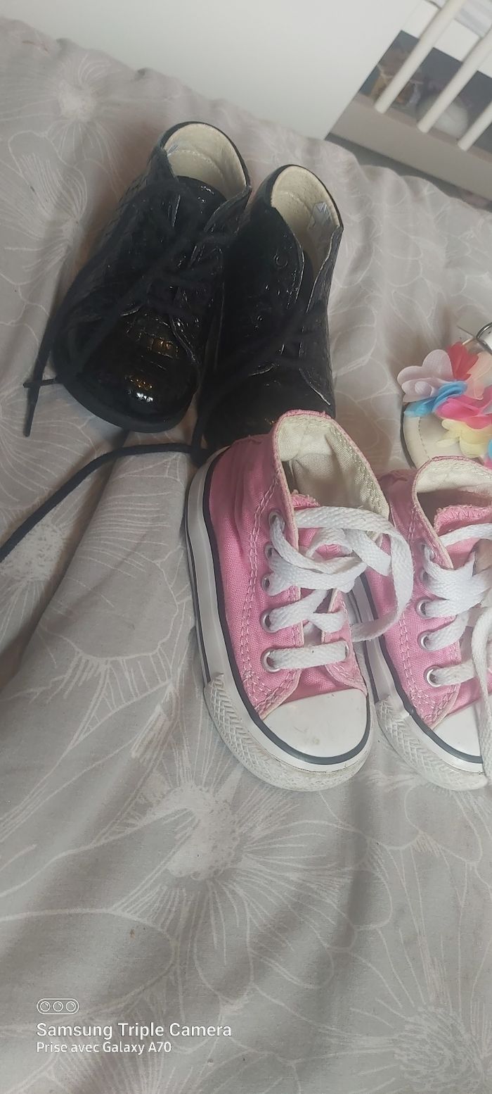 A vendre divers bébé fille poussette mobile chaussure vêtement - photo numéro 2