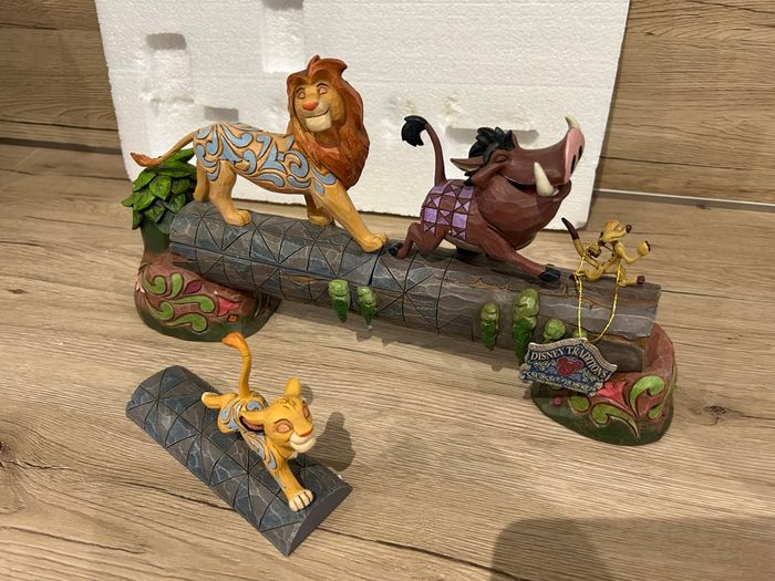 Le roi lion sur le tronc d’arbre