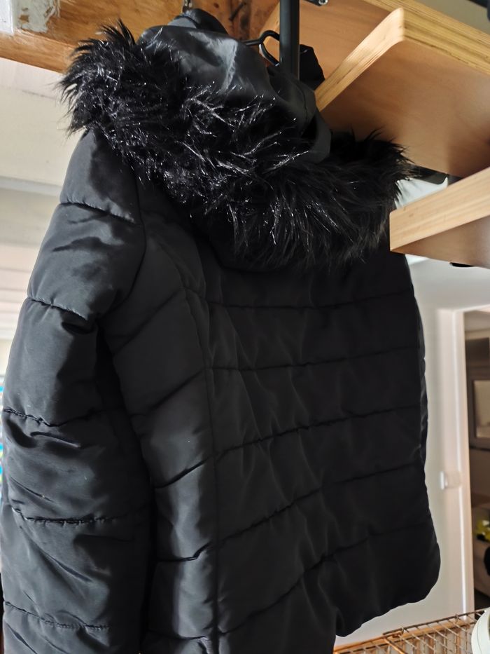 Blouson noir avec capuche en fourrure - photo numéro 2