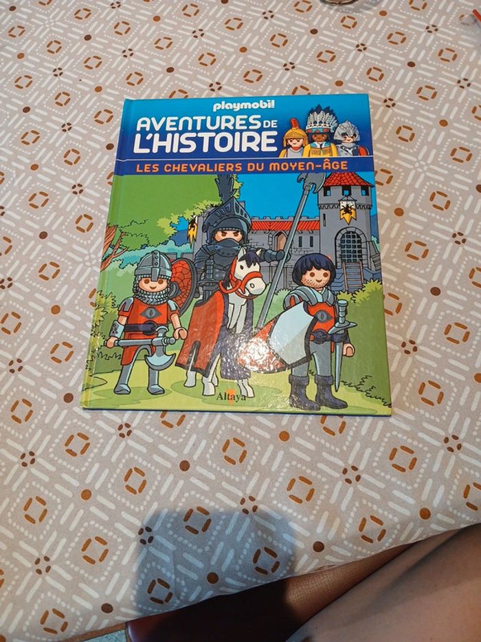 Livre Les chevaliers du moyen âge Playmobil
