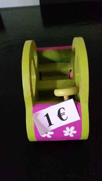 voiture en bois verte et rose