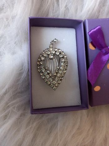 Broche femme -  Argentée -Feuille avec cristals blancs