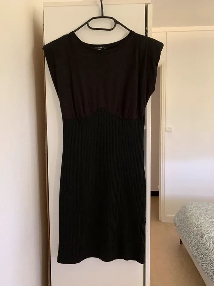Robe noir moulante - photo numéro 2