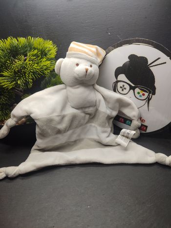 Doudou ours blanc gris  marron rayé Crédit Mutuel Bonnet Rayure Beige Noeud 