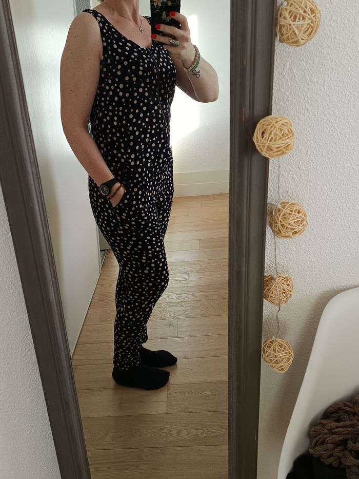 Combi-pantalon pratiquement neuve, portée 2 fois, bleu à pois beige, 2 poches, élastique à hauteur de la ceinture, fermeture éclair devant. De la marque Wappa Wappa, de taille S. - photo numéro 3