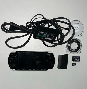 PSP 2004 écran cassé (batterie incluse, chargeur, carte mémoire 16go et deux UMD)