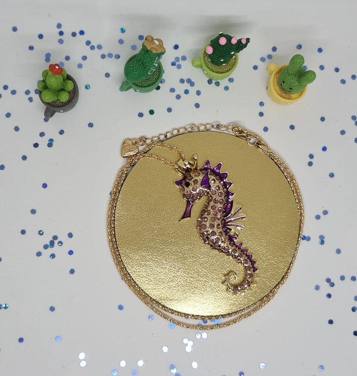 Collier doré hippocampe violet - photo numéro 3