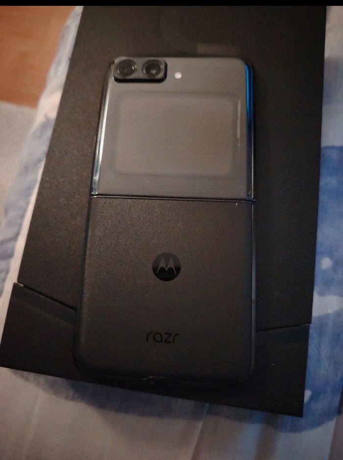 Motorola RAZR 2022 écran intérieur cassé - photo numéro 4