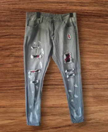 👖 Jean gris déchiré avec patch flanelle rouge – Style streetwear tendance