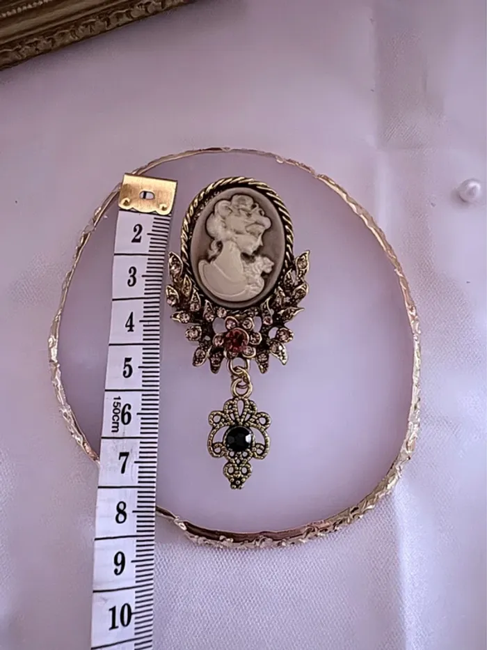 Broche dorée effet vintage avec camée et bijoux - photo numéro 3